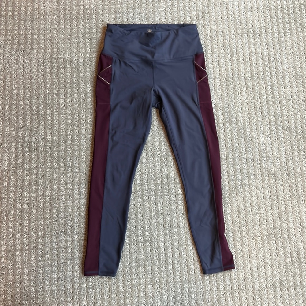 Gaiam Medium, cropped leggings, love the side detail!